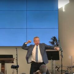 Un reverendo convierte su iglesia en un club de ‘striptease’ para ser negocio esencial en California