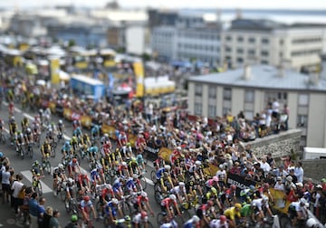 El comienzo de la sexta etapa, que serán 181 km entre Brest y Mur de Bretagne.