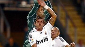 Pepe y Sergio Ramos en pugna con el portero deportivista Aranzubia