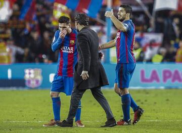 Quique Sánchez Flores approached Leo Messi after the game