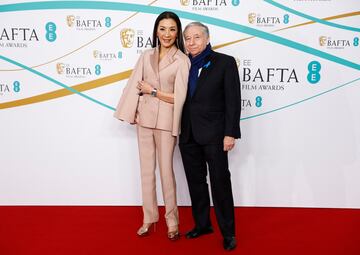 Michelle Yeoh y Jean Todt posan a su llegada a los Premios de Cine de la Academia Británica de Cine y Televisión (BAFTA) de 2023 en el Royal Festival Hall de Londres, Gran Bretaña. 