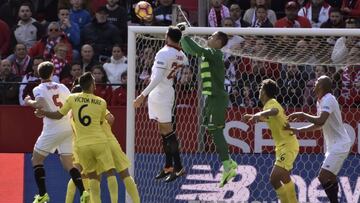 Asenjo despeja un balón en su área.