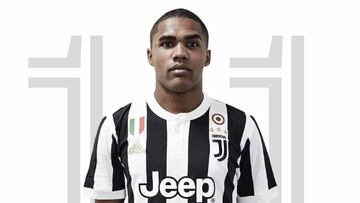 Foto de presentación de Douglas Costa con la Juventus.