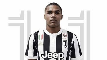 Foto de presentaci&oacute;n de Douglas Costa con la Juventus. 