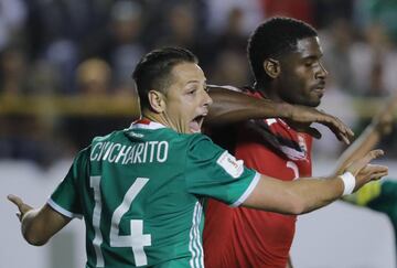 MEX73. SAN LUIS POTOSÍ (MÉXICO), 06/10/2017.- El jugador de México Javier Hernández (i) reclama una falta de Kareem Moses (d) de Trinidad y Tobago hoy, viernes 06 de octubre de 2017, durante el partido por las eliminatorias de la Concacaf al Mundial de Rusia 2018, disputado entre México y Trinidad y Tobago en el estadio Alfonso Lastras de la ciudad de San Luis Potosí (México). EFE/José Méndez