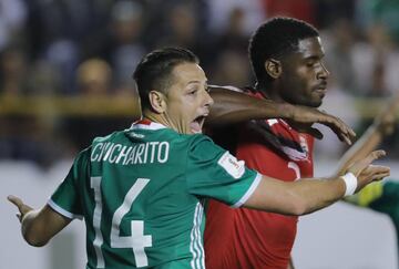 MEX73. SAN LUIS POTOSÍ (MÉXICO), 06/10/2017.- El jugador de México Javier Hernández (i) reclama una falta de Kareem Moses (d) de Trinidad y Tobago hoy, viernes 06 de octubre de 2017, durante el partido por las eliminatorias de la Concacaf al Mundial de Rusia 2018, disputado entre México y Trinidad y Tobago en el estadio Alfonso Lastras de la ciudad de San Luis Potosí (México). EFE/José Méndez

