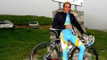 Contador en la cima del puerto de Bales.