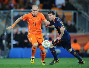 Arjen Robben llegó a Sudáfrica con el campeonato ya empezado. Sus habituales lesiones o dolencias musculares habían hecho que se quedara unos días más en Holanda tratándose en una clínica privada para llegar en las mejores condiciones posibles. Y a fe que lo había hecho. Tras sus exhibiciones ante Brasil y Uruguay, empezaba a calentarse ante España. Un disparo suyo fue detenido por Casillas, pero el extremo holandés (bien defendido a lo largo del encuentro por Capdevila) empezaba a asomar…