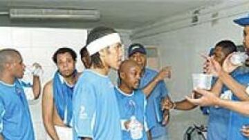 <b>LA PANDILLA DE EL BIERZO. </b>La mayoría de los componentes de Cabo Verde compartieron infancia con Valdo y, como se aprecia, abren el vestuario a sus amigos.