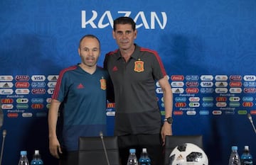 Iniesta y Hierro posan en una rueda de prensa durante el Mundial 2018.