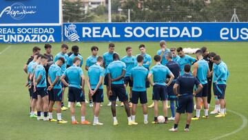 Los jugadores de la Real Sociedad durante un entrenamiento este miércoles, previo al partido de Europa League que disputarán mañana ante el Manchester United en Old Trafford. EFE/ Javier Etxezarreta