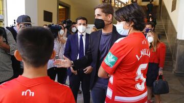 Robert Moreno, junto a unos aficionados durante su visita al Ayuntamiento.