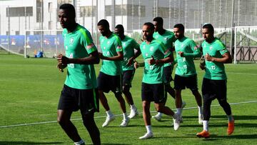 Saudi Arabia&#039;s players take part in a training session in Saint Petersburg on June 16, 2018, during the Russia 2018 World Cup football tournament.
  / AFP PHOTO / GIUSEPPE CACACE