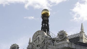 Reloj en la fachada de la sede del Banco de Espa&ntilde;a, en la Plaza de Cibeles en Madrid en una imagen de archivo. Efe/Kiko Huesca