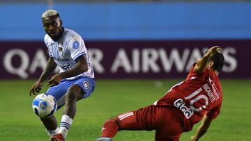 QUI01. MANTA (ECUADOR), 03/05/2022. Ricardo Phillips (i) del 9 de Octubre disputa un balón con Andrés Ricaurte (d) de Deportivo Independiente Medellín, hoy en un partido de la Copa Sudamericana en el estadio Jocay de Manta (Ecuador). EFE/Ariel Ocho