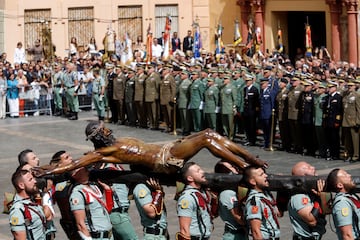 El tercio Duque de Alba II de la Legión, con sede en Ceuta, en un momento del traslado del Cristo de la Buena Muerte y Ánimas, conocido como Cristo de Mena, a su trono procesional en el Jueves Santo a 6 de abril de 2023 en Málaga (Andalucía, España).  La Semana Santa es una de las celebraciones más importantes para los católicos, y en Sevilla se vive con especial fervor. Cerca de sesenta cofradías recorren las calles de la ciudad entre el Viernes de Dolores y el Domingo de Resurrección.