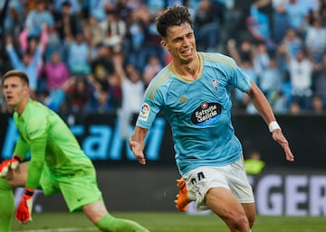 Uno de los pocos jugadores que aún están en activo de esta lista y otro héroe para Vigo, aunque en menor medida que Aspas. Su salida del Celta fue muy polémica. Sí es cierto que su marcha era segura, pero nadie pensaba que con solo 21 años elegiría Arabia como destino. La oferta saudí fue irrechazable para el de Porriño. No obstante, los billetes árabes llegaron gracias a su temporadón con el club celeste, donde fue vital.
Se formó en la cantera céltica y no tardó en deslumbrar. Desde Iago Aspas ningún otro jugador de la casa viguesa ha despertado tanta ilusión como Gabri Veiga. Su debut fue en Balaídos frente al Valencia, en una victoria por 2-1. Sin embargo, hasta la temporada 2022-2023 no se convirtió en un fijo en el once. Su aportación fue clave para la salvación del Celta, culminando una gran campaña con un doblete frente al Barcelona que certificaba la permanencia. Sus exhibiciones durante todo el curso le convirtieron en uno de los mayores proyectos del futuro, apuntando a ser uno de los mejores mediocampistas de su generación. Su controvertida decisión de abandonar el viejo continente podría ser el fin de un jugador que es historia del Celta de Vigo con solo 21 años, no solo por su desempeño en el césped, sino también por los 30 millones de euros que dejó en las arcas del club, convirtiéndose en la mayor venta de la historia del Celta.