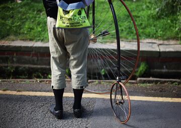 Un grupo de ciclistas toma la salida de la Gran Carrera de Knutsford, en el noroeste de Inglaterra, un evento singular que se celebró por última vez en 2010 y, por lo general, se disputa cada diez años, en el que participan ciclistas individuales y en equipo de todo el mundo, sobre bicicletas clásicas que datan de mediados del siglo XIX.