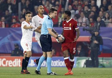 Ben Yedder, el árbitro Félix Brych y Wijnaldum.