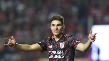 SANTA FE, ARGENTINA - JUNE 19: Julián Álvarez of River Plate celebrates after scoring his team's fifth goal during a match between Union and River Plate as part of Liga Profesional 2022 at Estadio 15 de Abril on June 19, 2022 in Santa Fe, Argentina. (Photo by Luciano Bisbal/Getty Images)