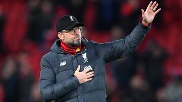 Klopp saluda a su afición después del partido.