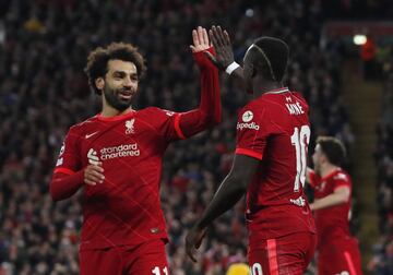 2-0. Sadio Mané celebra el segundo gol con Mohamed Salah.