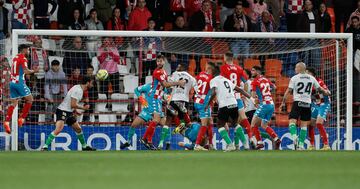 Germán Sánchez, del Racing, marcando el gol del empate en Lugo.