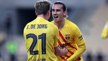 Griezmann celebra el 1-0 de la final con De Jong.
