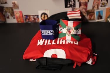 La camiseta y el brazalete UEFA Respect de Iñaki Williams se ven en el vestuario del Athletic Club antes del partido de la primera jornada de la Fase de la Liga de Campeones de la UEFA 2025/26 entre el Athletic Club y el Arsenal FC en el Estadio de San Mamés.
