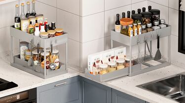 Mantén el orden bajo el fregadero con este organizador de cocina