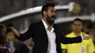 Eduardo Dominguez en zona técnica ante Santa Fe.