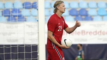 Haaland celebra un gol con Noruega.