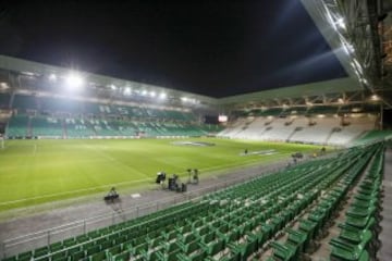 Stade Geoffroy-Guichard (Saint Etienne). Capacidad UEFA: 42.000.