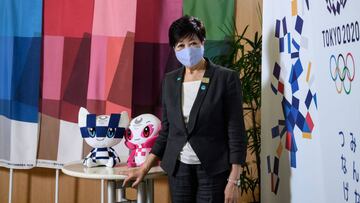 Yuriko Koike posa con mascarilla junto a las mascotas de los JJ OO de Tokio.