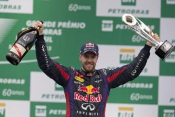 El piloto alemán de Red Bull, Sebastian Vettel, celebra su victoria en el Gran Premio de Brasil de Fórmula Uno, circuito de Interlagos.