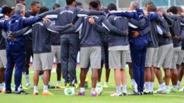 Los jugadores de Ecuador se conjuran para el importante partido ante Uruguay.