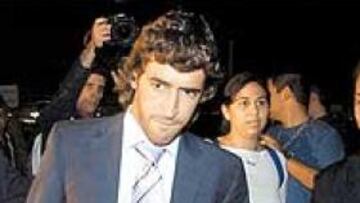 <b>RECIBIMIENTO MULTITUDINARIO.</B> La expedición madridista se encontró con un numeroso grupo de afi cionados en Santa Justa.