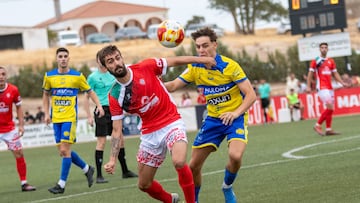 Pugna por un balón en la eliminatoria entre Campanario y Yuncos