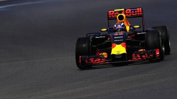 Max Verstappen con el Red Bull en Silverstone.