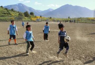 Claudio Nancufil, argentino de ocho años de edad, prodigio de los Andes del sur, que podría confundirse con un clon de Lionel Messi en poco tiempo puede tomar el mismo camino a la gloria del fútbol como el as de Barcelona. Nancufil, pequeño para su edad, se ha convertido en una sensación en los medios desde que salió como un talento inusual en el modesto club de Martin Guemes en la estación de esquí de Bariloche.