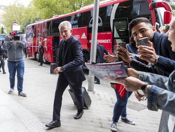 Un grupo de seguidores recibe a Heynckes a la llegada al hotel. 