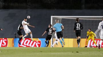 Benzema marcó el 1-0 de cabeza.