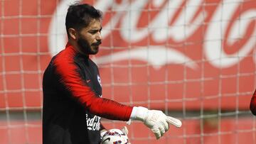 Futbol, entrenamiento seleccion chilena
 El arquero de la seleccion chilena Johnny Herrera fotografiados durante el entrenamiento realizado en el complejo deportivo Juan Pinto Duran de Santiago, Chile.
 13/11/2018
 Dragomir Yankovic/Photosport
 
 Football, Chilean National team training session
 Chilean National team goalkeeper Johnny Herrera  is pictured during the training session held at the Juan Pinto Duran training center in Santiago, Chile.
 13/11/2018
 Dragomir Yankovic/Photosport