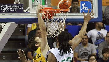 Aaron Doonekamp lucha bajo la canasta con Darryl Watkins.