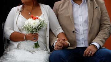 Un estudio que investiga la conexión entre el gasto en anillos de compromiso, bodas y la felicidad a largo plazo ha arrojado resultados interesantes.