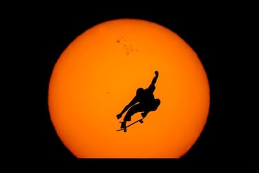 Danny León, olímpico en skateboard en los Juegos de París, protagoniza esta impresionante imagen en la que hace un truco con su tabla en la puesta de sol. La foto la ha realizado su amigo José Angel Izquierdo Cano. “Estoy muy emocionado con este reportaje”, asegura el skater madrileño, que estuvo acompañado en la sesión por su perra Zoeh. 