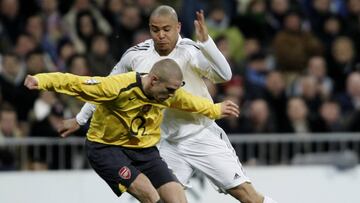 Real Madrid&#039;s Brazilian Ronaldo (R) fights for the ball with Arsenal&#039;s Swiss Philippe Senderos (L) during their  Champions league football match at  Santiago Bernabeu  stadium of Madridl. 21 February 2006. AFP PHOTO/ JOSE JORDAN