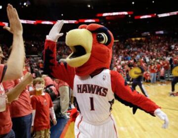 La mascota de los Hawks, animando al público.