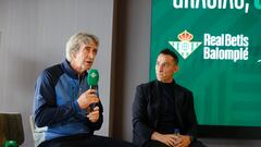 SEVILLA, 19/01/2024.-El centrocampista mexicano Andrés Guardado(d), junto al entrenador bético, Manuel Pellegrini, durante un acto que le han organizado de despedida tras su anuncio de dejar el Real Betis, club al que llegó en 2017 y con el que ha sumado 218 partidos para regresar al León de México, el quinto equipo más ganador de títulos de liga en el país, este viernes en Sevilla. EFE/José Manuel Vidal
