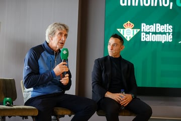 SEVILLA, 19/01/2024.-El centrocampista mexicano Andrés Guardado(d), junto al entrenador bético, Manuel Pellegrini, durante un acto que le han organizado de despedida tras su anuncio de dejar el Real Betis, club al que llegó en 2017 y con el que ha sumado 218 partidos para regresar al León de México, el quinto equipo más ganador de títulos de liga en el país, este viernes en Sevilla. EFE/José Manuel Vidal
